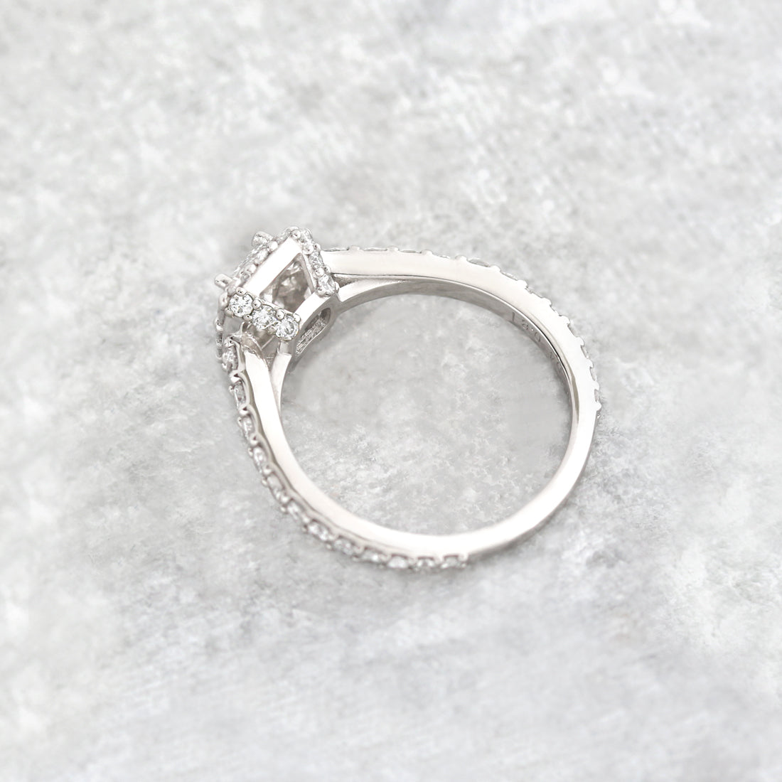 Etincelle -エタンセル-<br>エメラルドカット　ダイヤモンドリング　PT