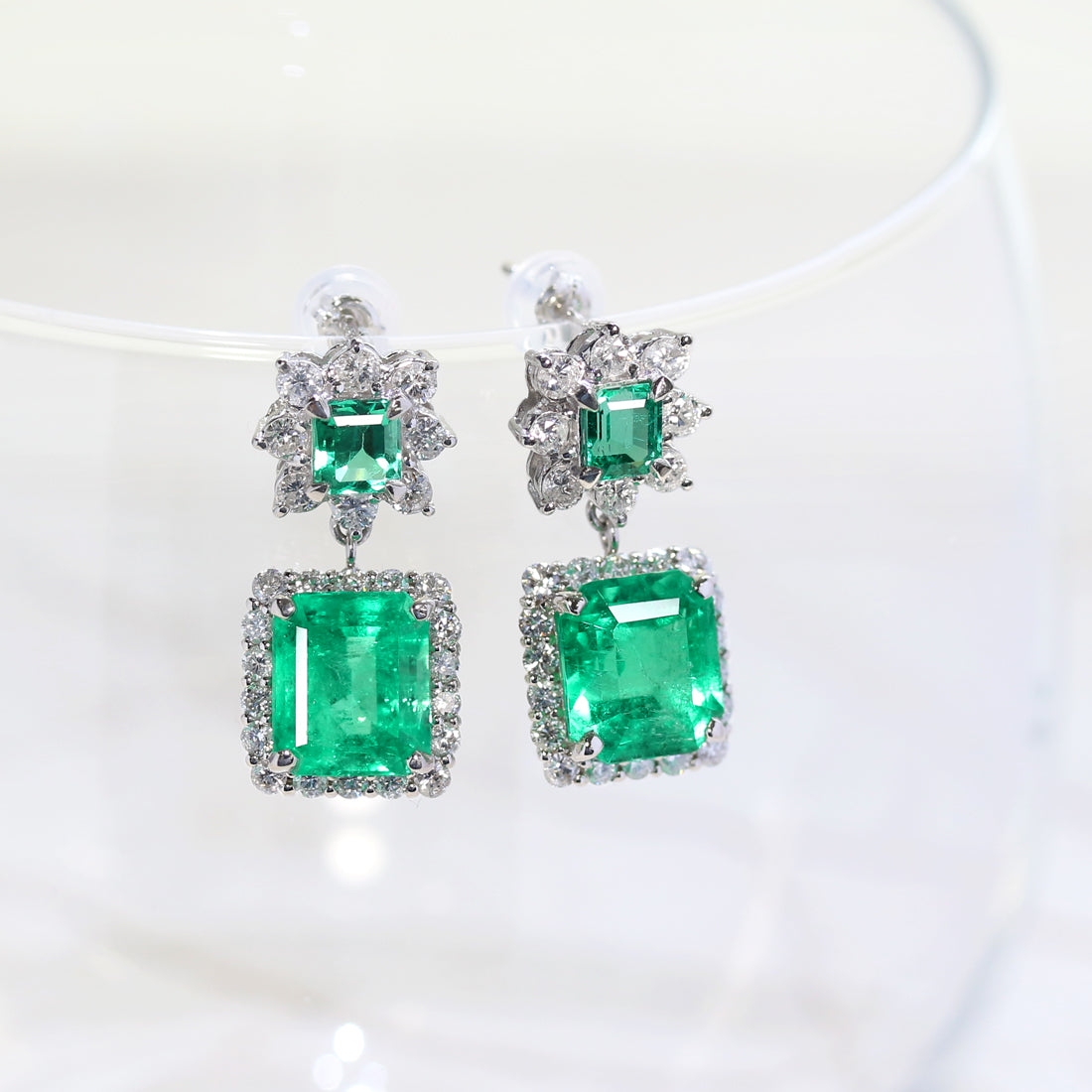 フラワーモチーフ スクエアエメラルドピアス PT – JaMais Jewelry
