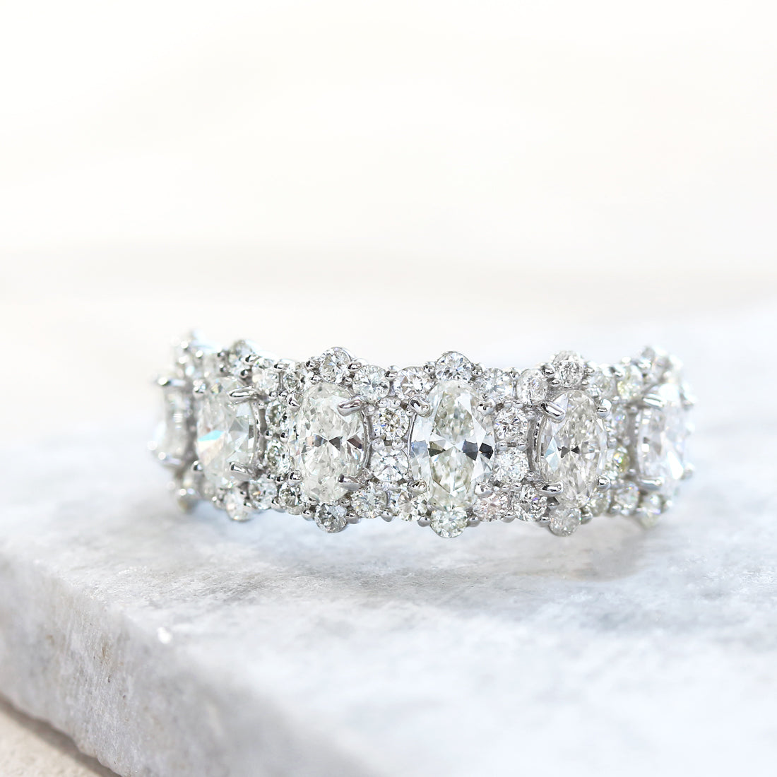 オーバルダイヤモンド　ハーフエタニティリング