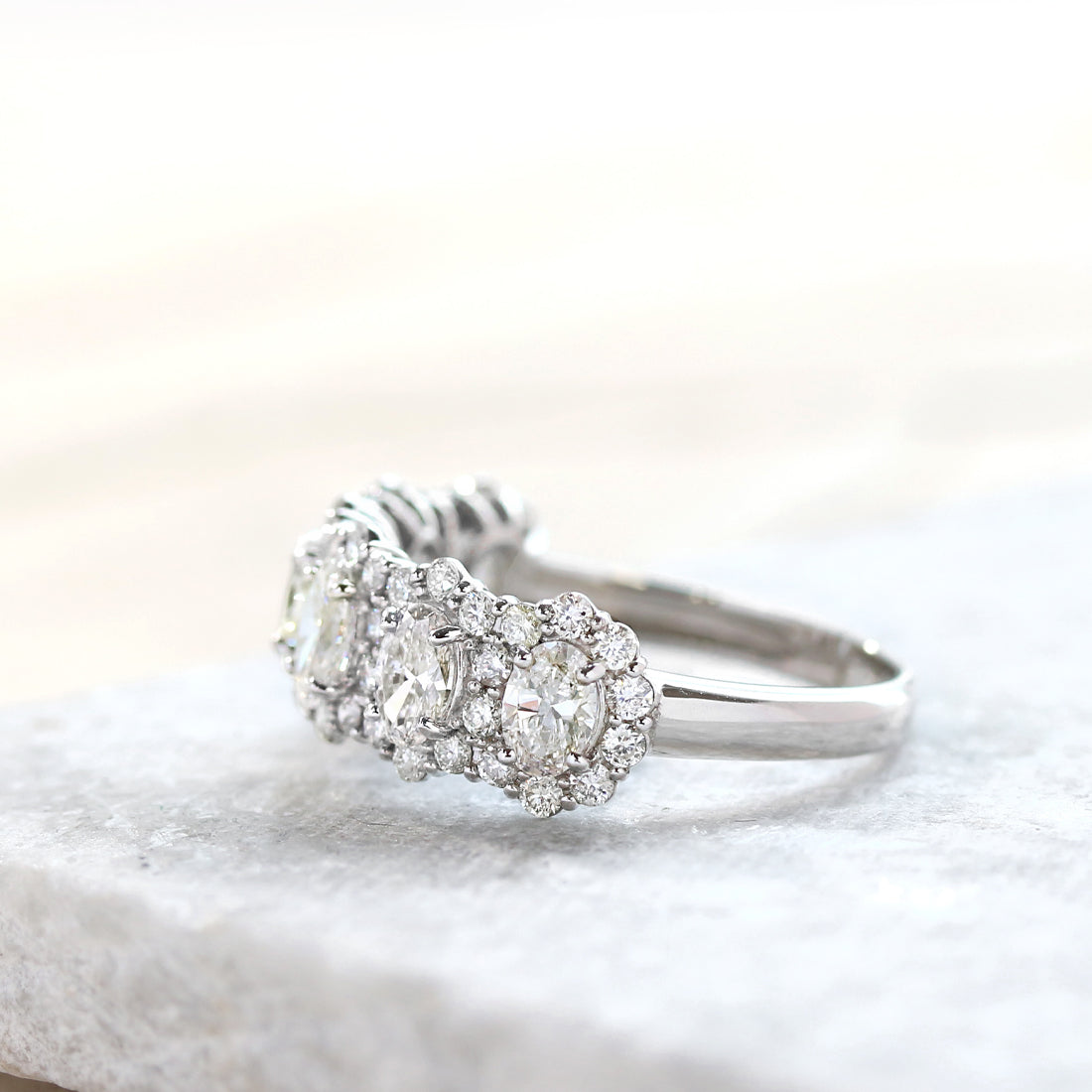 オーバルダイヤモンド　ハーフエタニティリング