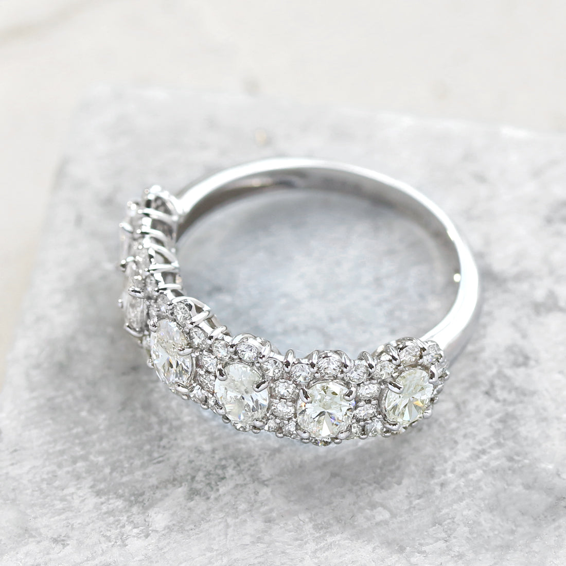 オーバルダイヤモンド　ハーフエタニティリング