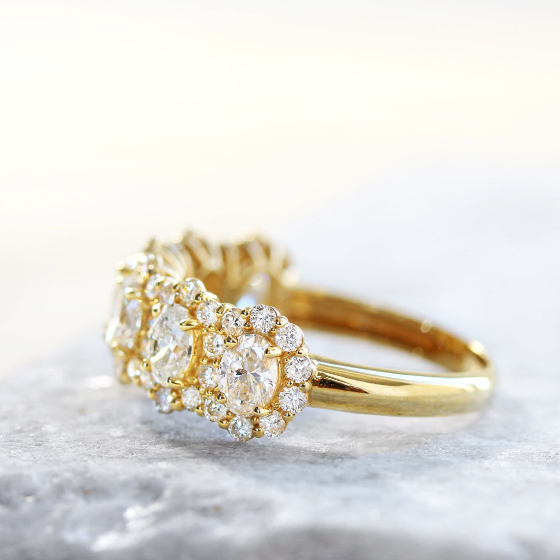 オーバルダイヤモンド　ハーフエタニティリング