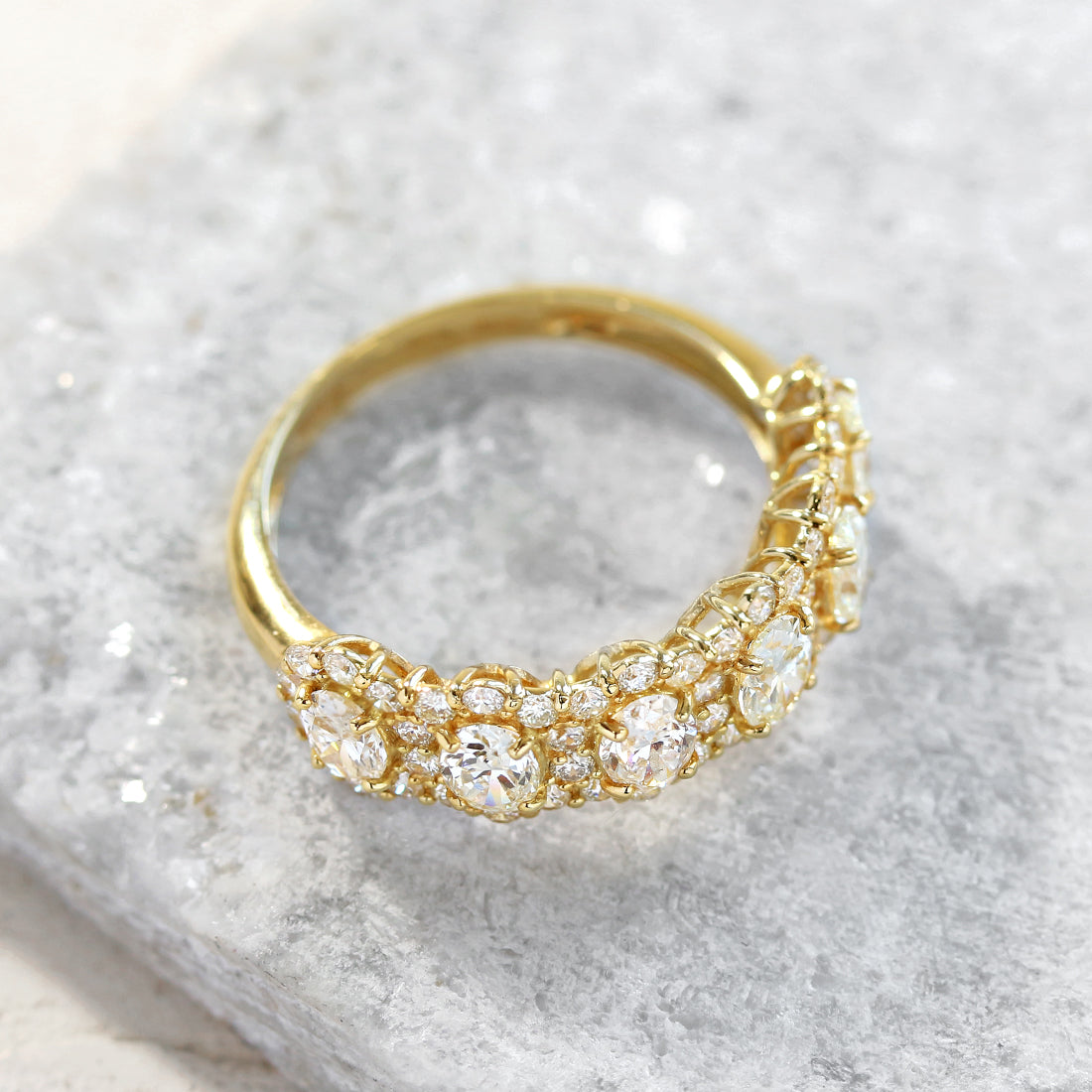 オーバルダイヤモンド　ハーフエタニティリング